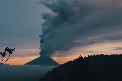 Éruption volcanique aux Canaries un nuage de gaz arrive au dessus de