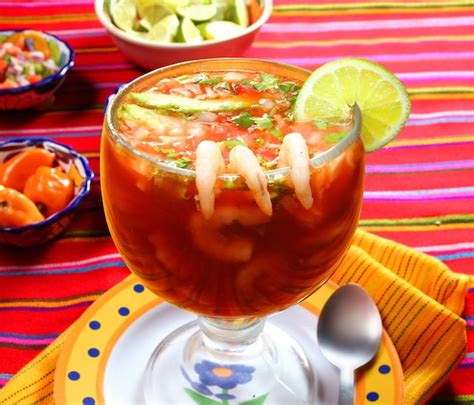 Cóctel de camarones mariscos al estilo mexicano con salsa de chile