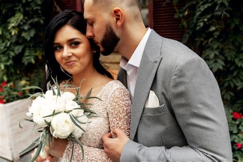 Hombre guapo o novio afroamericano abrazando a niña bonita o novia