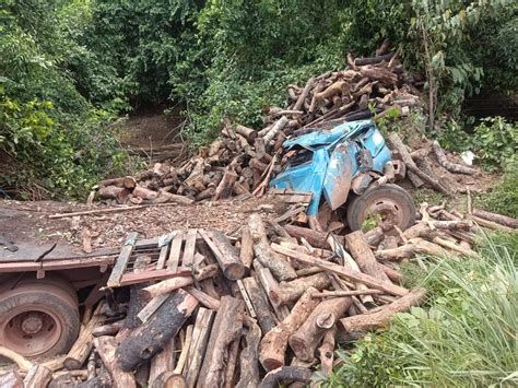 Idoso de 75 anos morre após perder o controle de caminhão e ficar preso