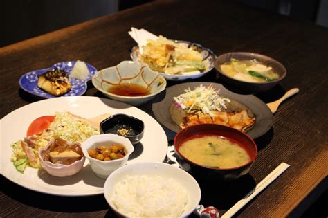 これで800円！？ 次々とおいしいおふくろの味が出てくる「豪華ランチ」【福岡・六本松】 - メシ通 | ホットペッパーグルメ