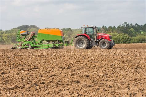 R D Traktor Med S Maskine Under S Ning P Mark Stock Foto Colourbox