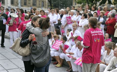 Bacio Saffico A Manifestazione Anti Gay FOTO Attualissimo