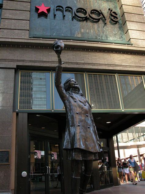 Mary Tyler Moore statue at Macy's, Minneapois