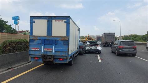 國1台南大灣連續車禍釀1傷 小貨車追撞2車釀回堵！車速驟降2車再擦撞