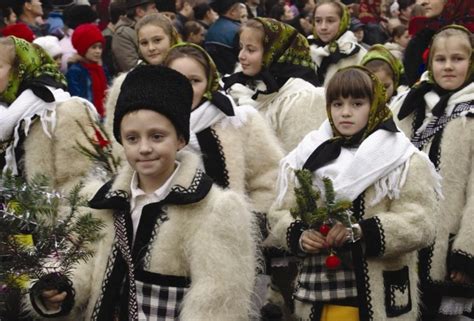 Plugusorul de Anul Nou, uratura traditionala a romanilor - Deștepți.ro