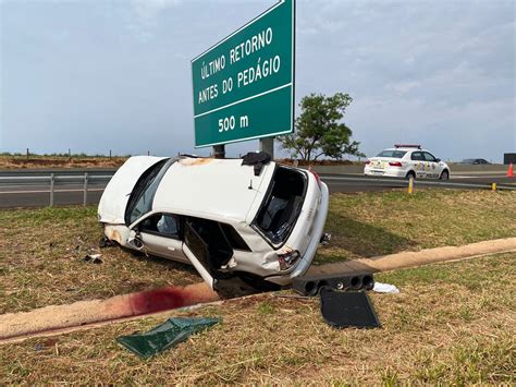 Motorista morre após carro capotar na Avenida Bandeirantes em Ribeirão