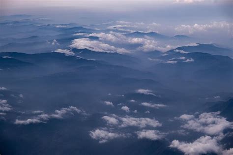 Vista A Rea De Las Nubes Sobre Las Monta As Foto Premium