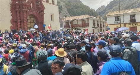 Huancavelica Durante Su Paso Manifestantes Exigen A Comerciantes