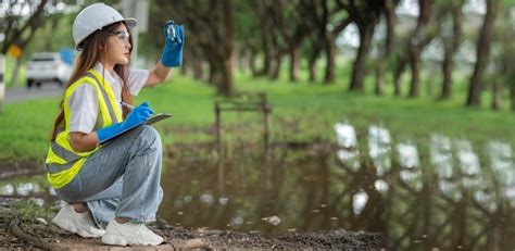 Los Ingenieros Ambientales Inspeccionan La Calidad Del Agua Llevan El