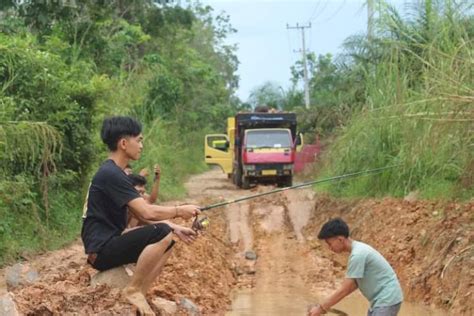 Viral Di Media Sosial Jalan Poros Di Muratara Dijadikan Tempat