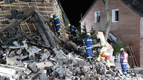 Haus In Bochum Nach Explosion Komplett Eingest Rzt Eine Tote Stern De