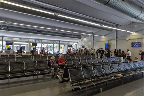 Passageiros Que Embarcam No Aeroporto Internacional De Tegel Berlim