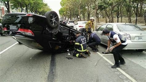 高雄離奇車禍！自小客自撞翻車後駕駛乘客不見了 警方全力尋人中 社會 三立新聞網 Setncom