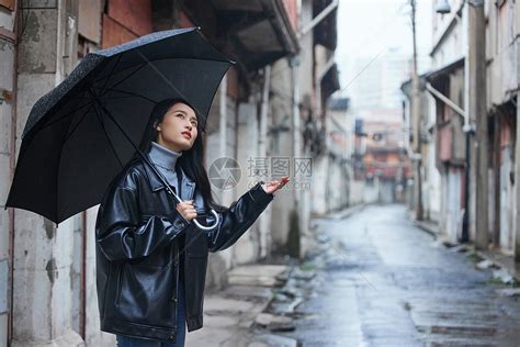 屋檐下等雨停的女性高清图片下载 正版图片502359343 摄图网