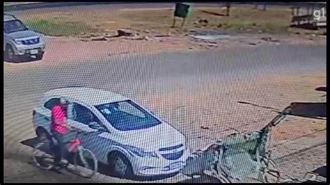 VÍDEO Homem tenta furtar carro em oficina e é imobilizado por