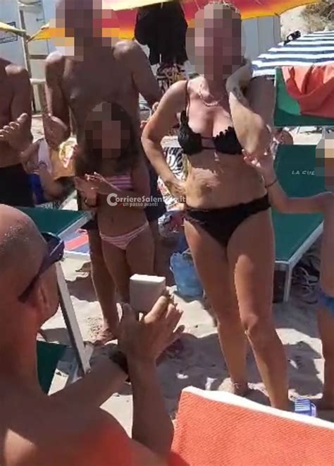 Si Inginocchia In Spiaggia E Chiede Alla Fidanzata Di Sposarlo