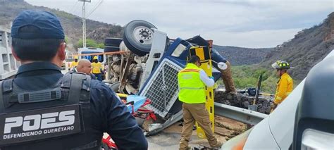 Vuelca camión de volteó en la carretera a Coroneo Expreso Queretaro