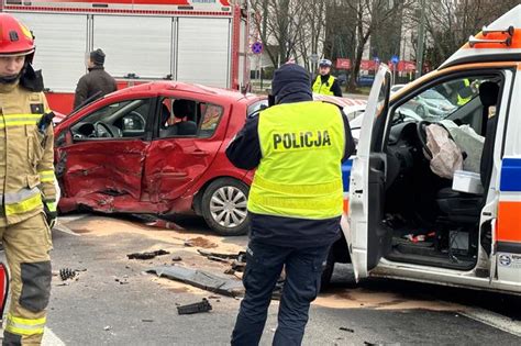 Koszmarny Wypadek Na Pu Awskiej Dwa Auta Zderzy Y Si Z Karetk Jeden