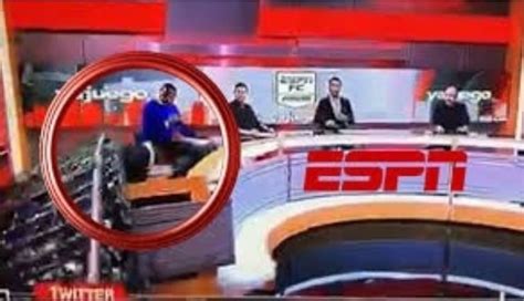 Escenograf A Cae Encima De Periodista De Espn Y Se Salva De Una