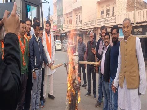 Effigy of Congress Rajya Sabha MP Dheeraj Sahu burnt कगरस