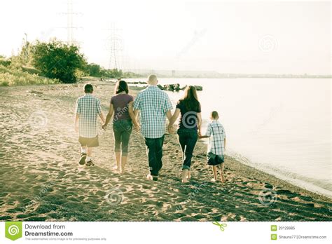 Familia Que Recorre En La Playa Imagen De Archivo Imagen De Sano