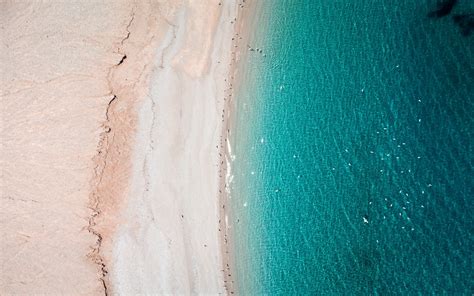 高空俯拍的蓝色大海