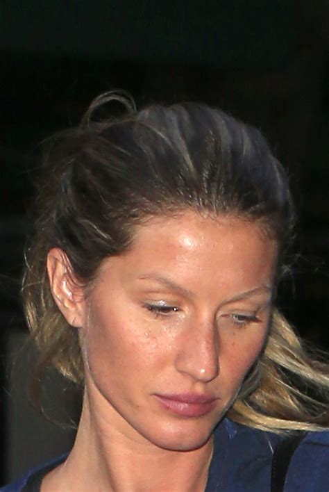 Sem maquiagem Gisele Bündchen exibe bronzeado após dias no Brasil