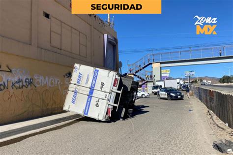 Camión de carga sufre volcadura sobre el Blvd 2000 Notizona MX