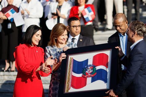 Vicepresidenta Raquel Peña encabeza acto de homenaje a la Bandera