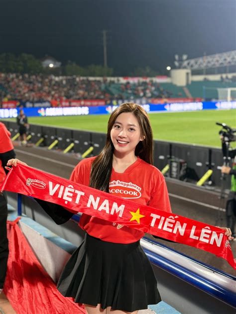 Ngắm dàn hot girl xinh đẹp xuất hiện chiếm spotlight trên khán đài Việt Trì tối qua có người
