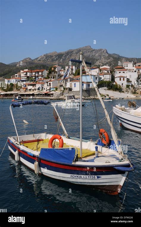 Barcos Pesqueros Amarrados En El Puerto Samos Kokkari Esp Radas