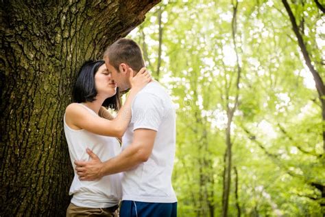 Amour Baiser Dans La Forêt Image Stock Image Du Amoureux Bonheur 36686641