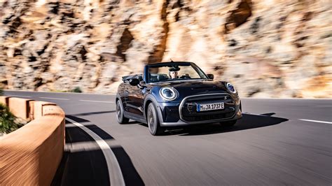 Mini Cooper SE Convertible Enters Limited Production