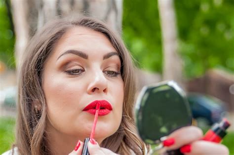 Mujer Que Pone Corrigiendo El L Piz Labial Rojo Brillo De Labios