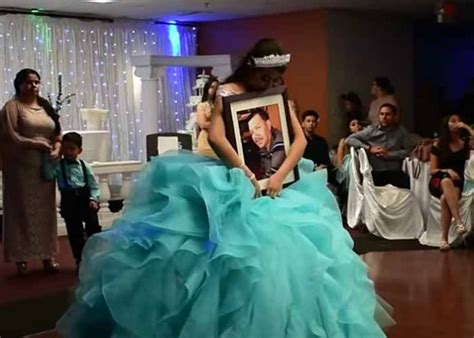 Quincea Era Baila El Vals Con Foto De Su Padre Fallecido Y Conmueve Las