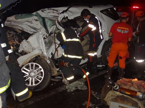 G1 Carro fica destruído em batida caminhão cegonha na BR 242