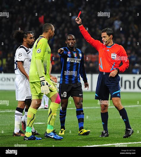 Referee Damir Skomina Right Shows Tottenham Hotspur S Goalkeeper