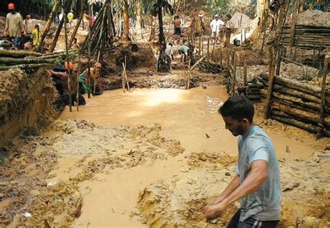 Garimpo de ouro em minas de aluvião deixa rastro de poluição no rio