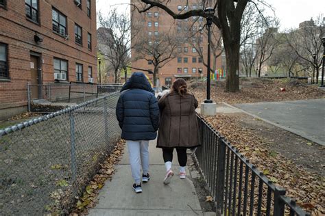 Abrumada Por La Crisis Migratoria Nueva York Dificulta La Vida A Los