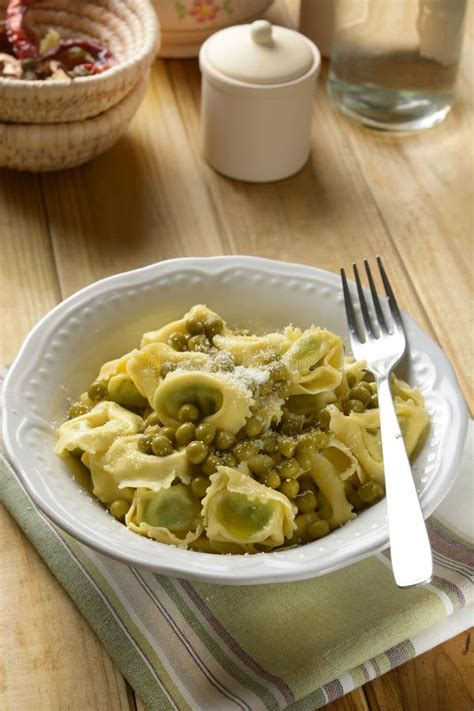 Tortellini Enchido Ervilhas E Ricota Receita Italiana Foto De