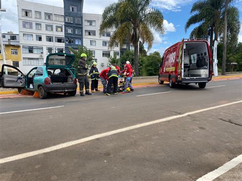 Carro Colide Em Poste E Deixa Duas Pessoas Feridas Na Beira Rio Em