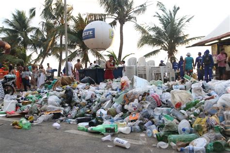 Ap S R Veillon Toneladas De Lixo S O Recolhidas Na Orla Do Recife