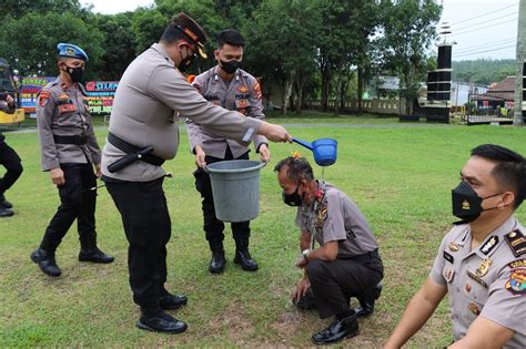 Polres Way Kanan Gelar Upacara Kenaikan Pangkat Kepada 63 Personilnya