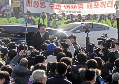 검찰 출석 이재명…10시간 넘게 이어지는 찬반집회 파이낸셜뉴스