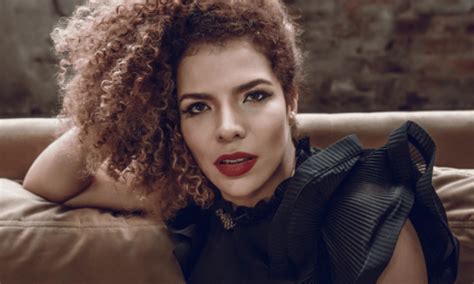 Vanessa da Mata ostenta corpão em clique raro de biquíni confira