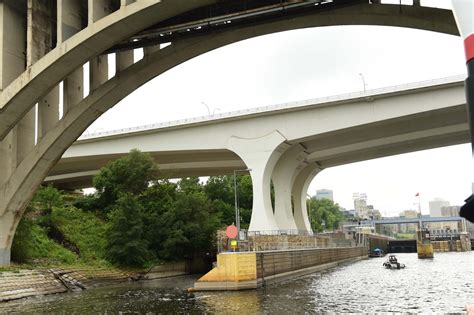 I 35w Bridge Collapse 10 After Navy Divers Lay Wreath