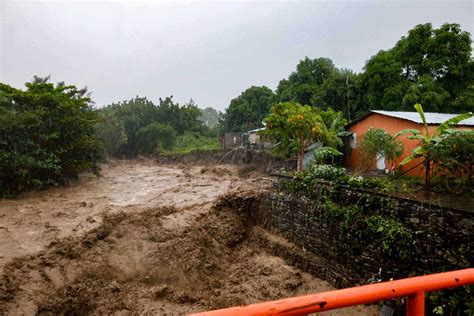 Vecinos odian el tiempo en Forest Hill tras las inundaciones 3