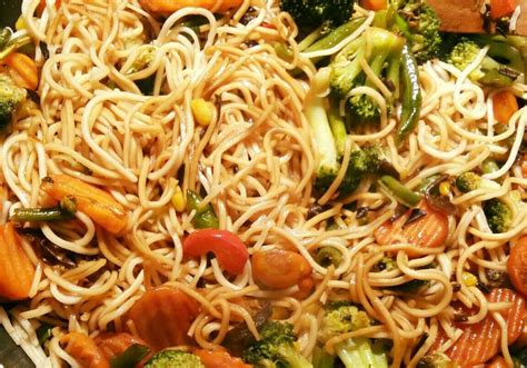 Makaron Chow Mein Z Warzywami W Sosie Sojowym Doradcasmaku Pl