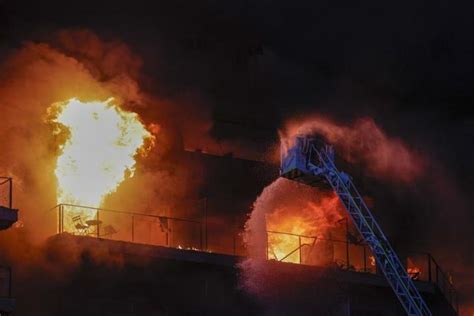 Las Imágenes Del Devastador Incendio De Un Edificio De Viviendas En